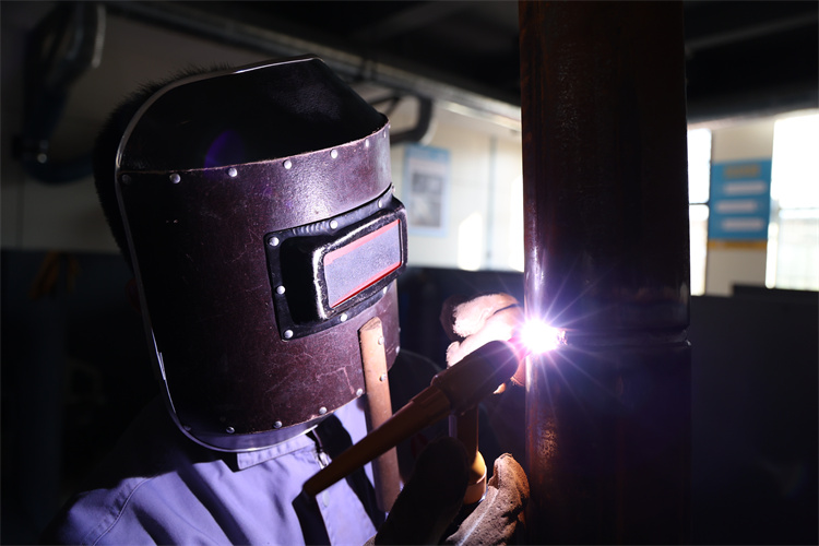 在西安想学电焊去哪里？做一名硬核“技术”工，不愁没钱赚！